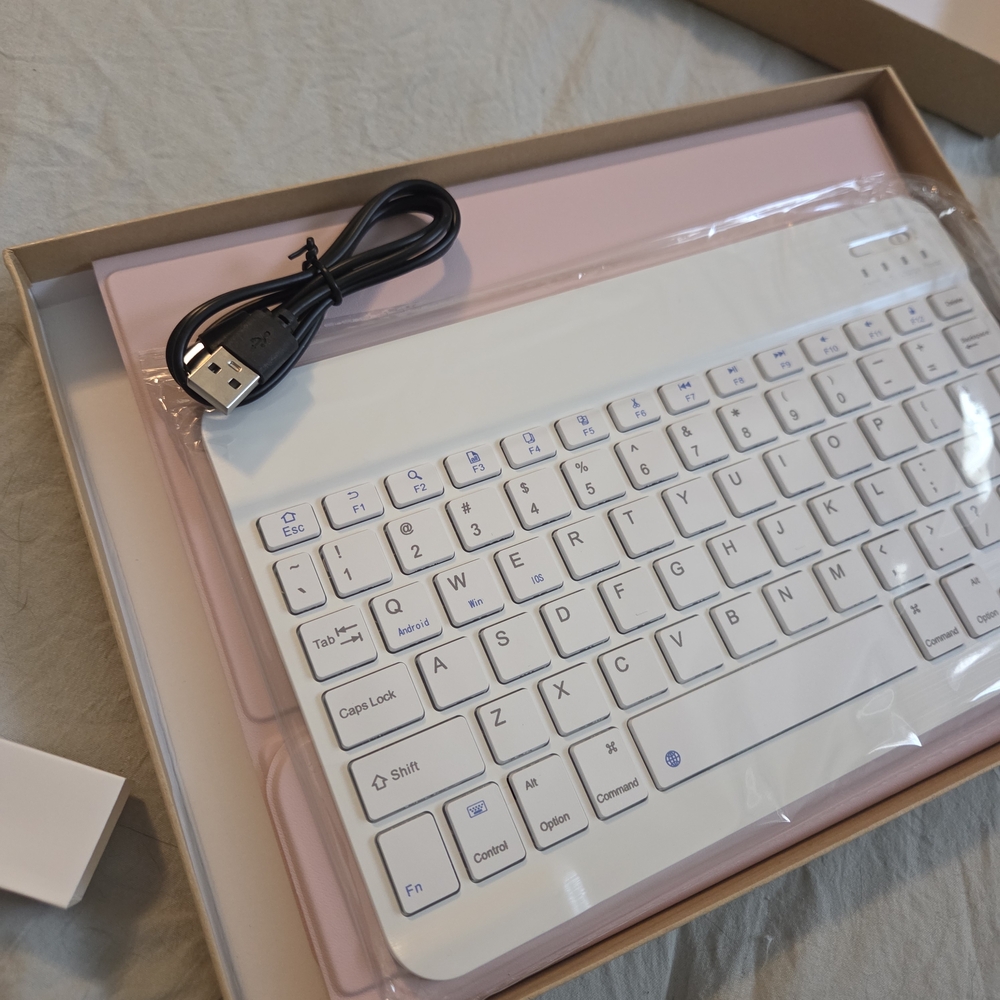 NIB Wireless White Keyboard with USB Cable